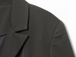 Vue détaillée du revers et de l'épaule du blazer gris anthracite avec texture sergé fin