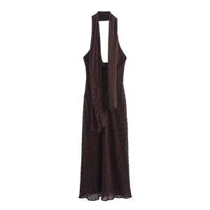 Robe midi dos nu marron foncé à pois avec une écharpe longue assortie élégante