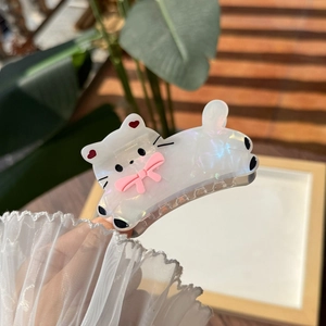 Dettaglio molletta a gatto bianco perlato con cuore rosso e fiocco rosa 3D