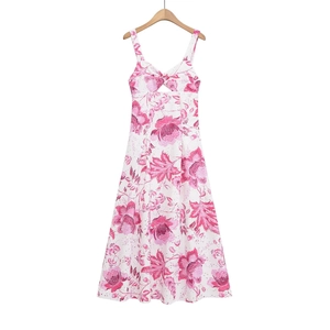 Robe d'été fleurie rose et blanche avec découpe frontale et fines bretelles