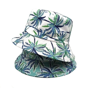 Cappello a secchiello reversibile con stampe di palme in bianco e verde menta per il sole