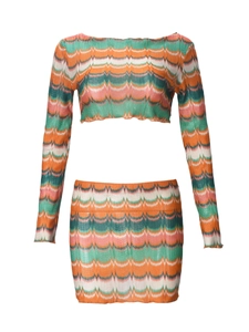 Détail de l'ensemble en tricot deux pièces avec motifs à vagues multicolores