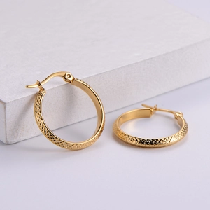 Boucles d'oreilles créoles dorées en acier inoxydable avec motif losange texturé