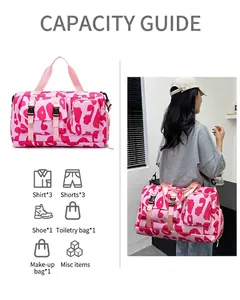 Detailansicht einer großen pink gemusterten Sporttasche mit Kapazitätssymbolen und Model