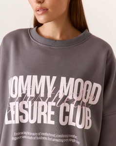 Detail des Retro-Buchstabendrucks auf dunkelgrauem Sweatshirt mit schwerer Baumwolltextur