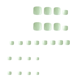 Plat neergelegde set van verschillende maten mintgroene kunstnagels met glanzende afwerking