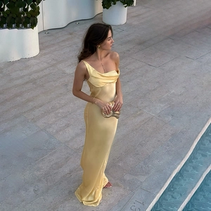 Robe longue élégante en satin jaune pâle avec design asymétrique pour les vacances