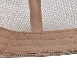 Détail de l'intérieur de la casquette léopard avec doublure en maille et coutures renforcées