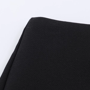 Detailaufnahme der schwarzen Stoffstruktur und der feinen Nähte der A-Linien-Shorts