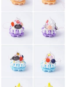 Macro di mini portachiavi a torta in PVC con ciondoli natalizi e decorazioni di panna