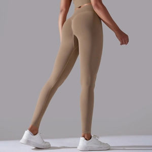 Detail der High Waist Yoga Leggings mit nahtlosem Pfirsich-Lift und Raffung am Po