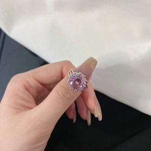 Gros plan d'une bague en zircon rose taille fleur de glace en argent S925 sur la main