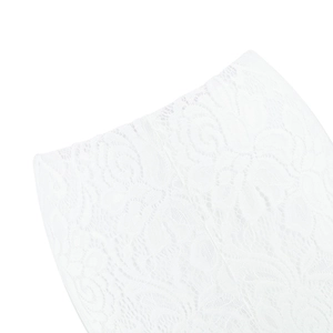 Detailansicht der weißen floralen Spitze am Saum dieser sexy Schlaghose aus Netzstoff