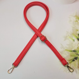 Bandoulière réglable rouge en similicuir grainé avec mousquetons rotatifs dorés