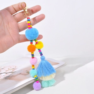Portachiavi bohémien con pompon colorati, perline di legno e nappe a tre strati