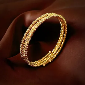 Bracelet enveloppant à trois rangées de perles dorées avec éclat métallique sur soie