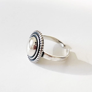 Vintage 925 sterling silver open ring featuring a central metal ball and woven border