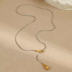 Détail de la chaîne serpent argentée avec anneau doré et pendentif goutte, 61cm