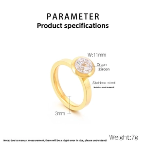 Vue détaillée d'une bague en acier doré avec zircon de 11 mm et spécifications