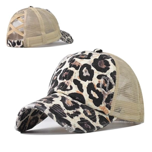 Vue détaillée de la casquette léopard avec design pour queue de cheval et dos en maille