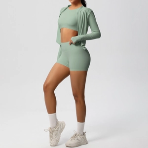 Dettaglio del set da yoga 3 pezzi verde chiaro con reggiseno sportivo, shorts e giacca