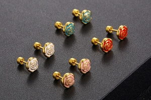 Dettaglio di quattro paia di orecchini a rosa placcati in oro nei colori rosso blu e rosa