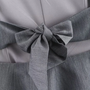 Haut ajusté bicolore avec décoration nœud et ourlet basque en tissu gris texturé