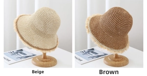 Detalle de la textura tejida de sombreros de paja beige y marrón con bordes deshilachados
