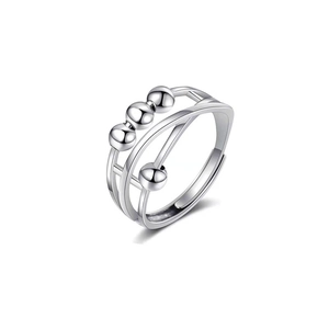 Makroaufnahme des silbernen Anti-Stress-Rings mit beweglichen Perlen und Hohlmuster