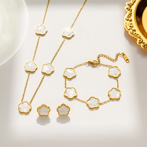 Parure de bijoux dorés en acier avec trèfles à cinq pétales en nacre blanche brillante