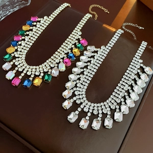 Détail de colliers en strass étincelants avec gemmes colorées et pompons