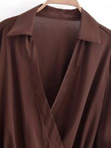 Détail d'une chemise marron avec un col en V élégant et un revers de col classique