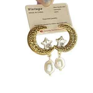 Boucles d'oreilles vintage lune et étoile dorées avec perles blanches et tiges en argent