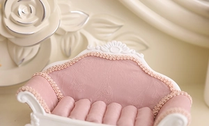 Mini Rosa Samt Schmucksofa Displayständer mit goldenen Relief Details im Nahaufnahme