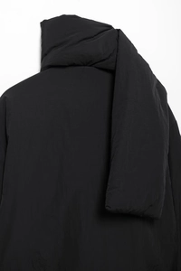 Detailaufnahme der schwarzen Steppjacke mit Schalkragen und winddichtem Funktionsstoff