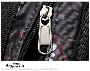 Detail eines silbernen Metallreißverschlusses an der Brusttasche mit Totenkopfmuster