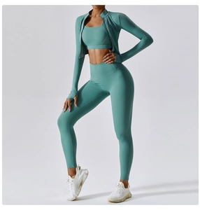 Vue détaillée de la veste de yoga bleu canard et de l'ensemble de fitness assorti