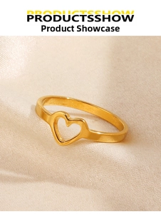 Détail d'une bague coeur dorée sur tissu en soie montrant son élégant design ajouré