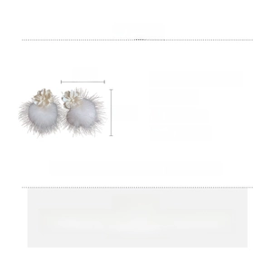 Détail de boucles d'oreilles fleurs en fourrure de vison blanc avec texture en alliage