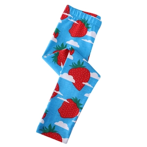 Leggings bambina azzurro cielo con motivi fragole rosse e nuvole bianche