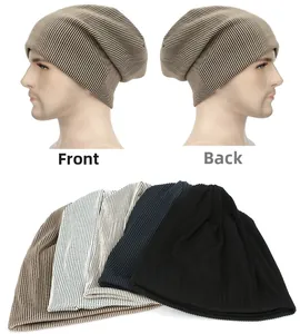 Détail montrant la texture en maille côtelée et la collection de bonnets multicolores