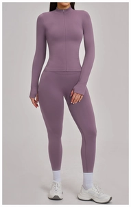 Detail von grau-violettem Yoga-Set mit Stehkragen-Top und Daumenloch an den Bündchen