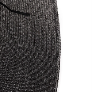 Détail de la texture de paille noire avec bordure en strass et détails en fil d'argent