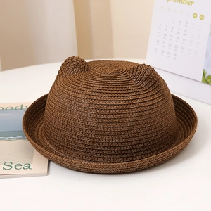 Détail d'un chapeau en paille marron pour enfants avec oreilles de chat et bord roulé