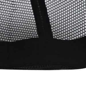 Primer plano de costuras de precisión y textura de malla negra en la gorra de béisbol