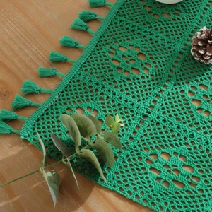 Chemin de table au crochet vert émeraude fait main avec franges et motifs floraux