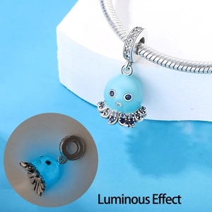 Luminous octopus charm with blue cubic zirconia on silver-plated bracelet