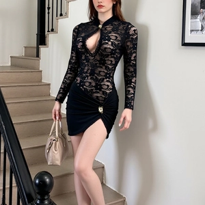 Robe mini noire chic en dentelle avec découpe goutte d'eau et boucle métallique fine