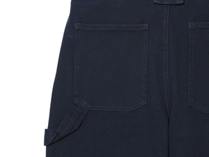 Dettaglio tasca posteriore e passante laterale dei pantaloni cargo in twill blu scuro