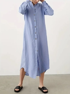 Elegante abito a camicia lungo in cotone e lino azzurro con maniche lunghe e spacchi